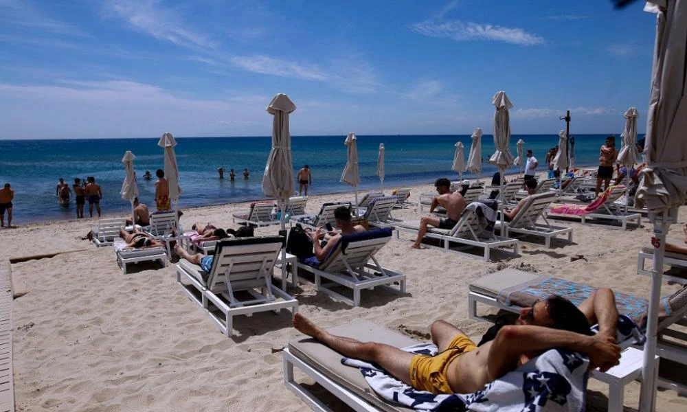 Χαλκιδική: Έως και 50 ευρώ το άτομο για μία ξαπλώστρα – Απίστευτες τιμές στα beach bar